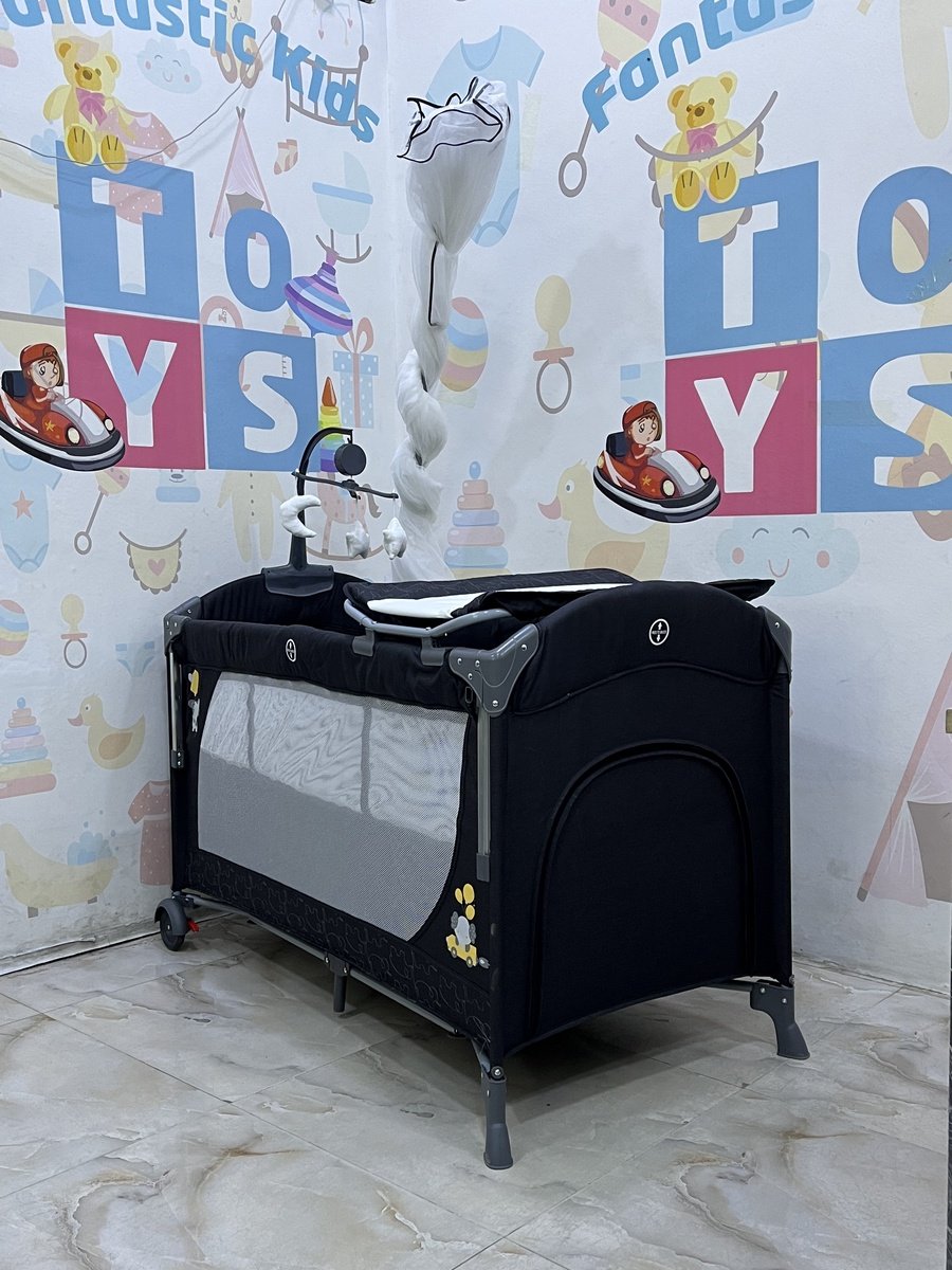 سرير أطفال من ماركة (Cool Baby) متنقل وساحة لعب مع طاولة غيار وناموسية - تصميم قابل للطي بعجلات وجوانب شبكية للتهوية - مهد مواليد متعدد الوظائف - KDD12 - الصورة 4