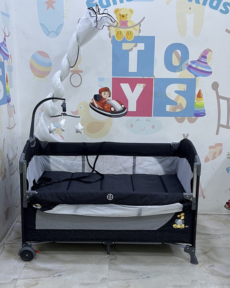 سرير أطفال من ماركة (Cool Baby) متنقل وساحة لعب مع طاولة غيار وناموسية - تصميم قابل للطي بعجلات وجوانب شبكية للتهوية - مهد مواليد متعدد الوظائف - KDD12 - الصورة 5
